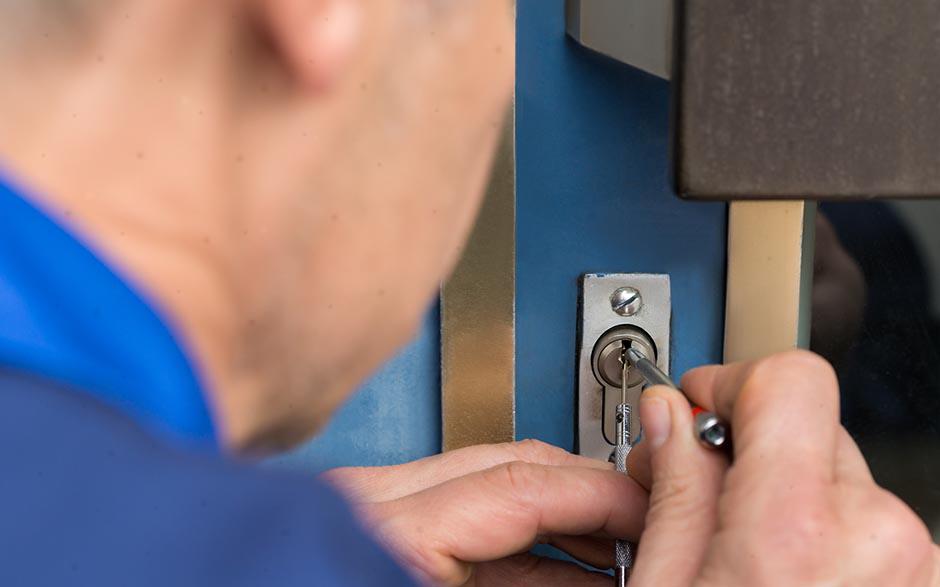 spécialiste serrurier prix changement serrure Cergy
